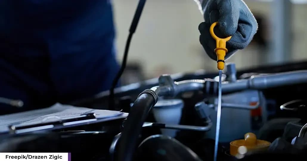 6 Cara Atasi Oli Mobil Rembes, Risikonya Bahaya!