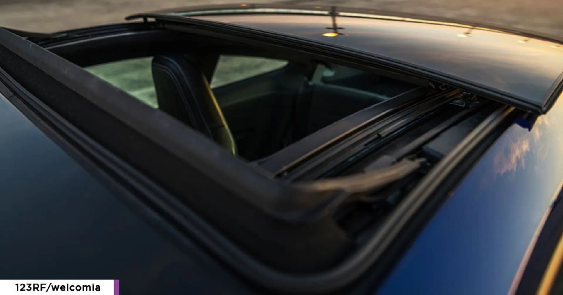 Penyebab Sunroof Mobil Bocor dan Cara Mengatasinya